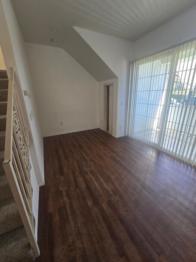 Foto del edificio - 335 E Providencia Ave