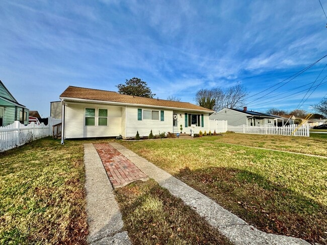 Fully-Updated 1st-Time Rental! Ready NOW! Pet Friendly w/Large, Detached Garage Workshop! - Fully-Updated 1st-Time Rental! Ready NOW! Pet Friendly w/Large, Detached Garage Workshop! House