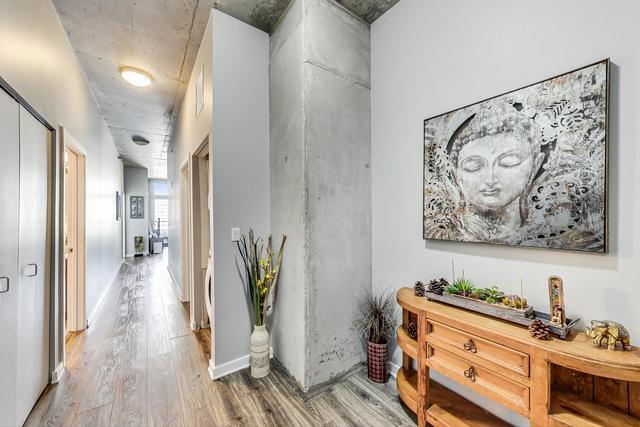 Building Photo - 235 W Van Buren St