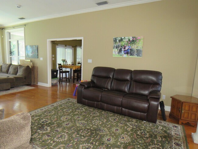 Foto del edificio - 8113 Glenmore Dr