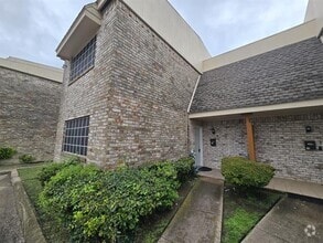 Building Photo - 214 Village N Dr
