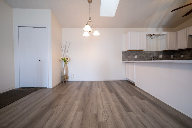 Building Photo - 733 Parkside Dr