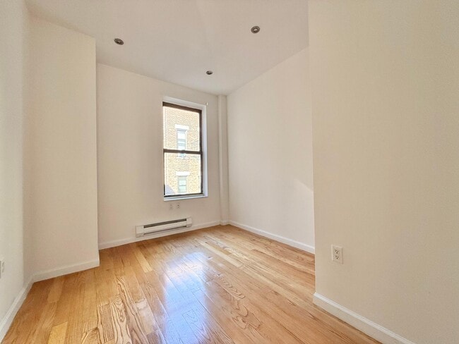Building Photo - Furnished room/NOT APARTMENT