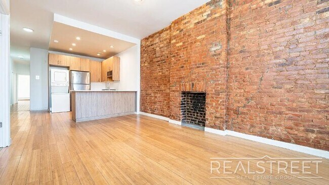 Foto del edificio - 4 Bed 2 bath off the border of Clinton Hill and Bedstuy.