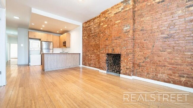 Building Photo - 4 Bed 2 bath off the border of Clinton Hill and Bedstuy.