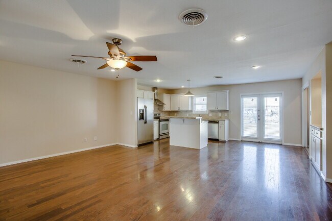Building Photo - Beautiful, Spacious 4 Bedroom Close to Tex...
