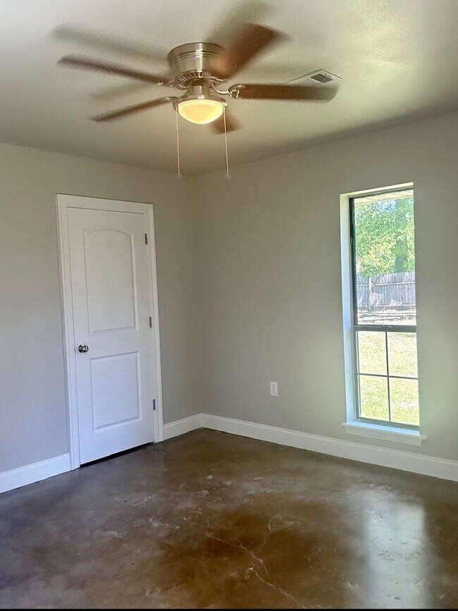 Foto del edificio - Single Family Home.  Available Now!