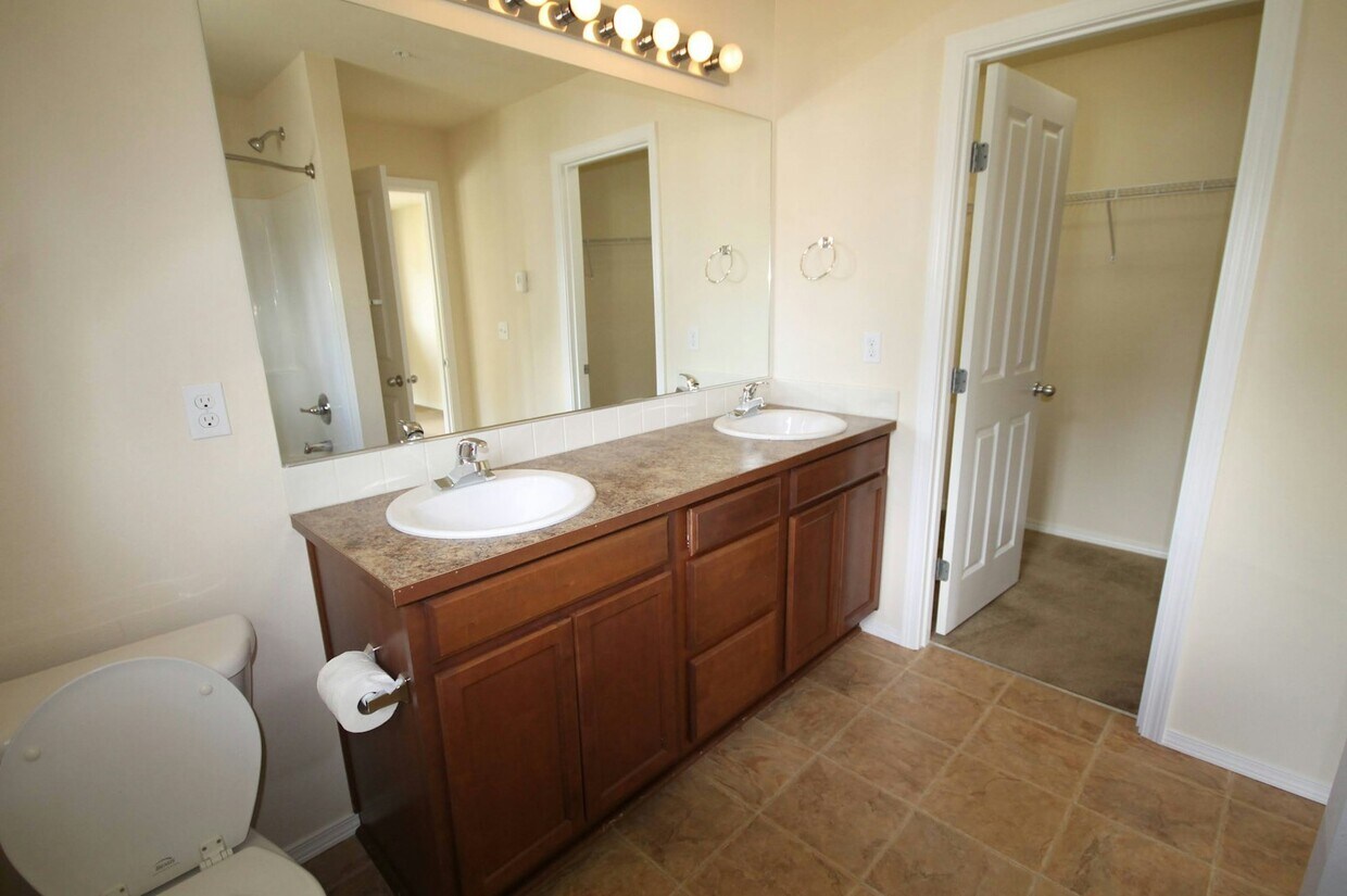 Primary Photo - 1633 Burnside Place, Unit A
