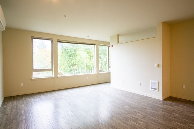 Building Photo - Light & Airy Modern 1 Bedroom w/Large Windows, A/C, & W/D!