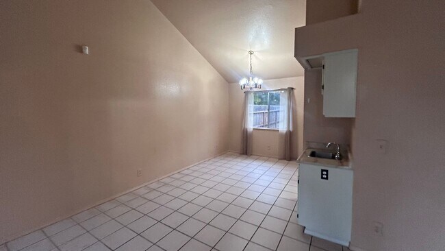Building Photo - 560 Clover Dr