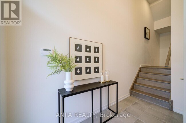 Building Photo - 46 Armillo Pl