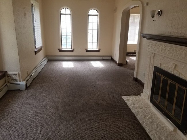 Foto del edificio - 3365 N Sherman Blvd.- Lower 3 Bedroom