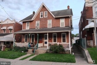Building Photo - 338 Charles St