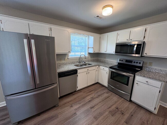 Foto del edificio - Quiet 3/2 Home with attached garage and fenced yard