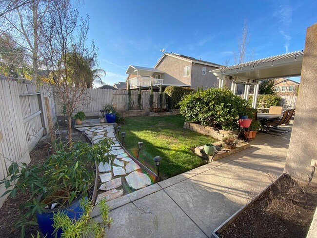 Foto del edificio - Stunning 5/3 Home LOADED w/Upgrades!  (PLE...