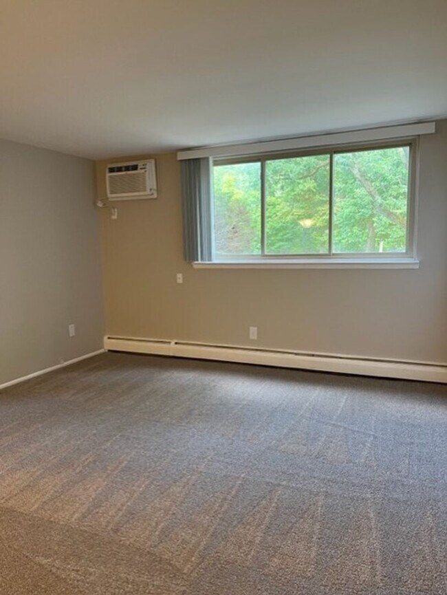 Building Photo - Charming, remodeled 2 bedroom/1 bath near ...