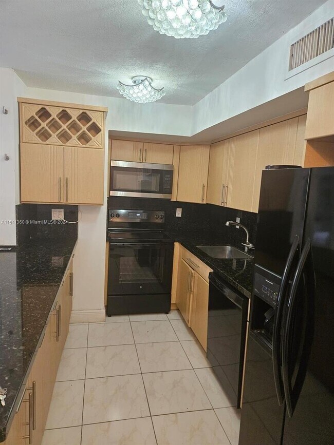 Foto del edificio - 8425 Harding Ave