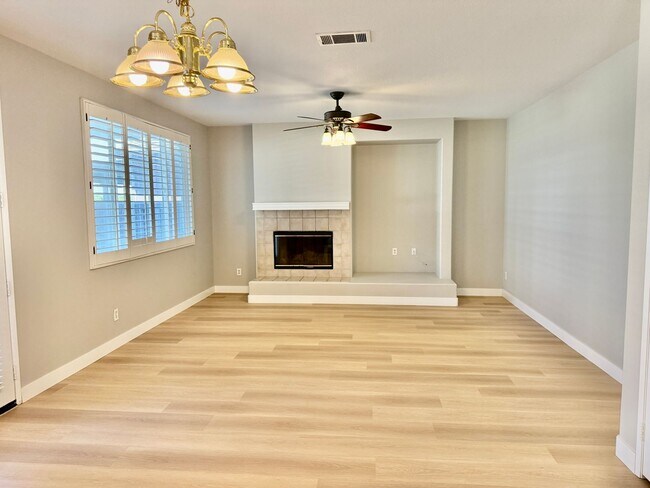 Foto del edificio - Nice 2 Story Family Home