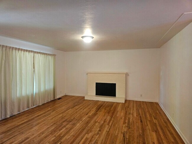 Building Photo - 750 Menlo Dr N