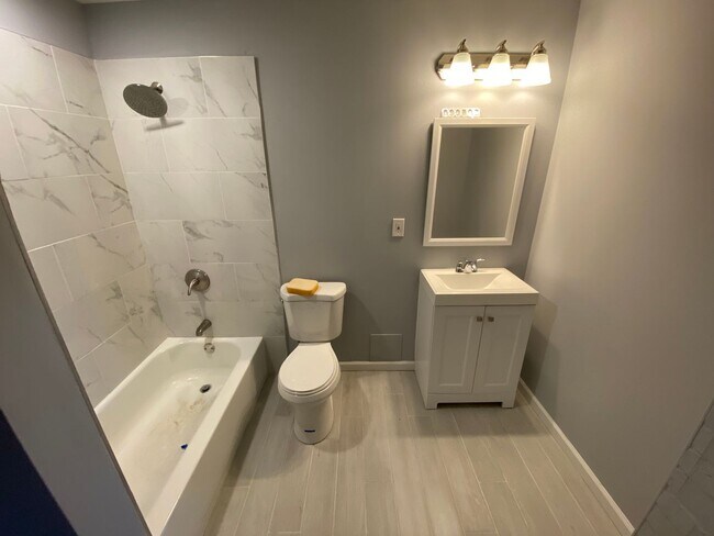 Building Photo - Beautiful fully renovated 4 beds 2 bath Ho...
