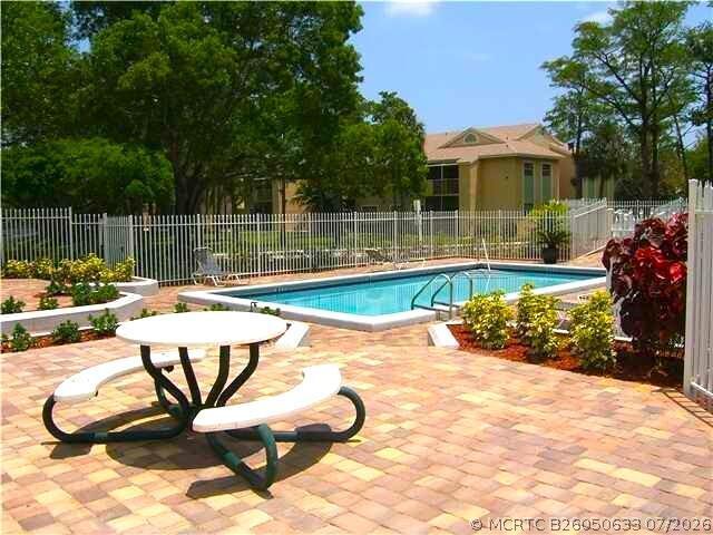 Foto del edificio - 601 Cypress Lake Blvd