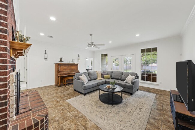 Foto del edificio - 1694 McLennan Crossing Rd