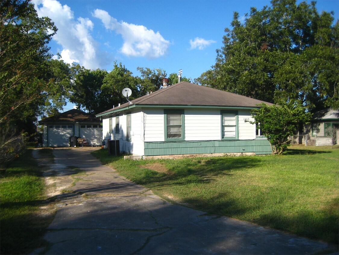 1245 Chevy Chase Dr, Angleton, TX 77515 House for Rent in Angleton