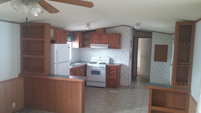 Building Photo - 17 Maple Ln