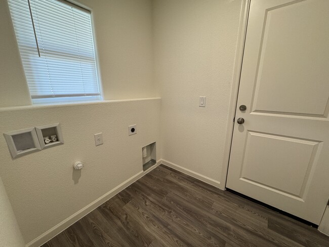 Building Photo - 2377 Cottonwood Dr