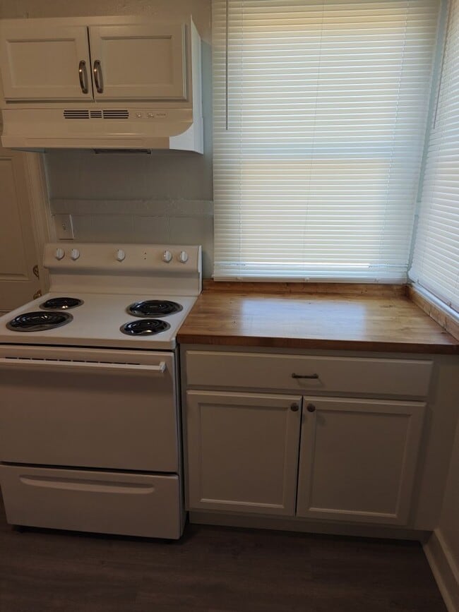 Building Photo - Charming 2-Bedroom Home with Spacious Yard