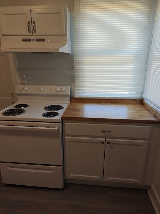 Foto del edificio - Charming 2-Bedroom Home with Spacious Yard