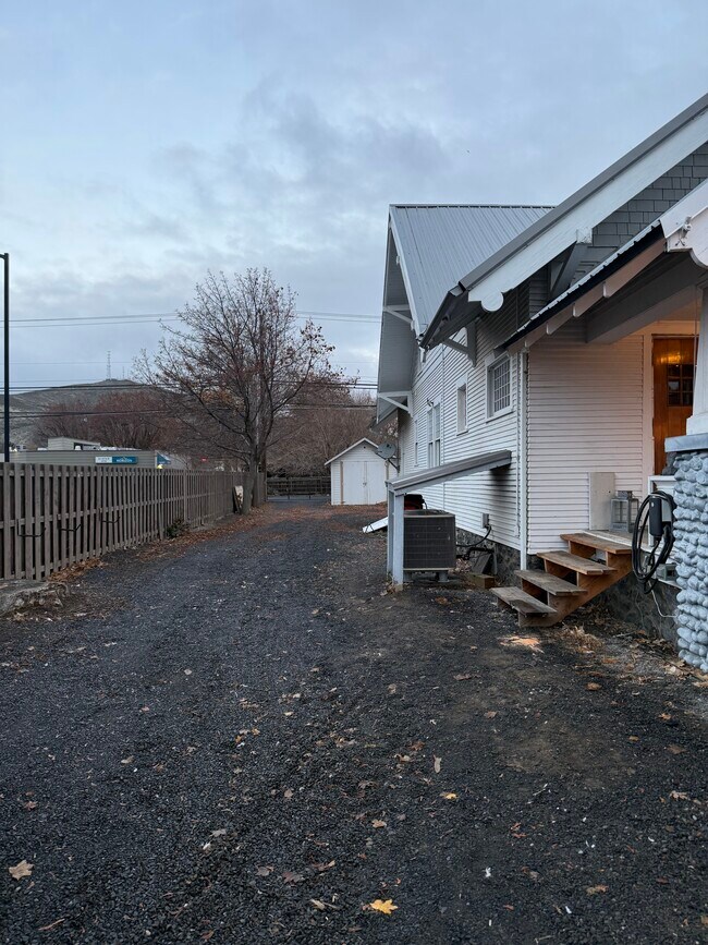 Foto del edificio - 237 Basin St SW