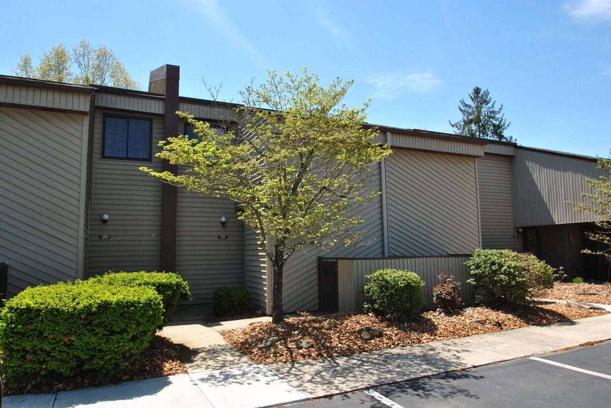 32 Lakeshore Ct, Crossville, TN 38558 Townhome Rentals in Crossville