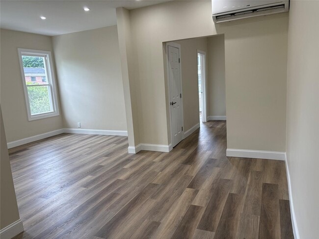 Foto del edificio - 74 Rossmore Ave