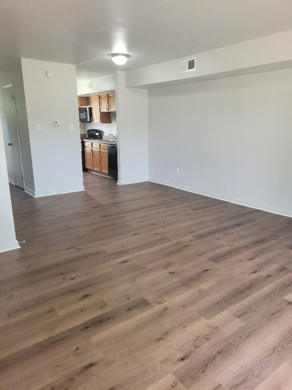 Foto principal - 99 W County St