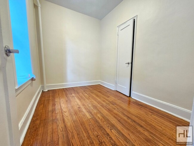 Building Photo - Bright 2-Bedroom Corner Unit in Murray Hil...