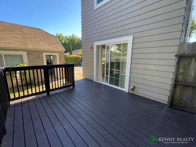 Building Photo - Spacious Three Bedroom Unit Close to Burli...