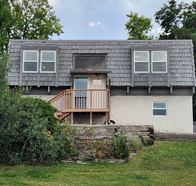 Building Photo - Completely remodeled! Fresh unit!