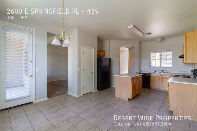 Foto del edificio - AMAZING 3BED+DEN, 2.5BATH TOWNHOUSE LOCATE...