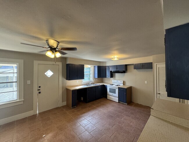 Building Photo - 117 Gardner St