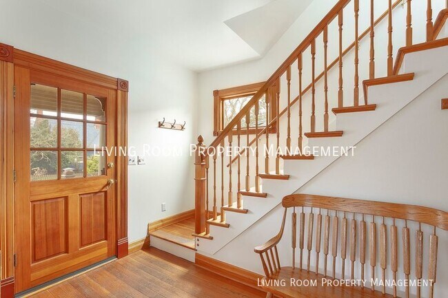 Foto del edificio - Charming 3BR + Bonus Room with Private Bac...