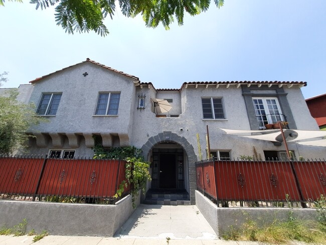 Building Photo - 839 Parkman Ave