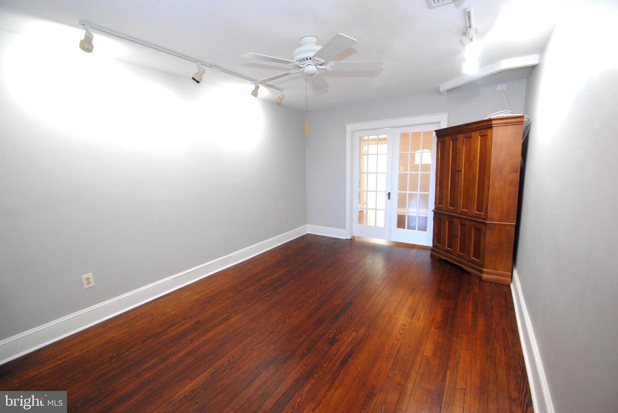 23 E Broad St, Burlington, NJ 08016 Room for Rent in Burlington, NJ