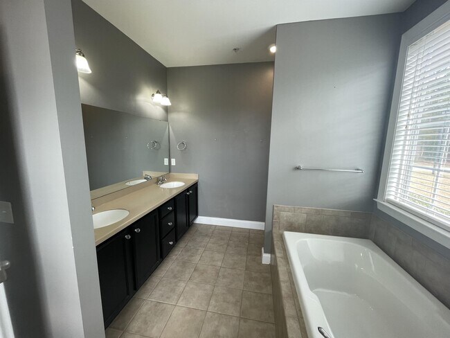 Building Photo - 130 Sandlapper Way