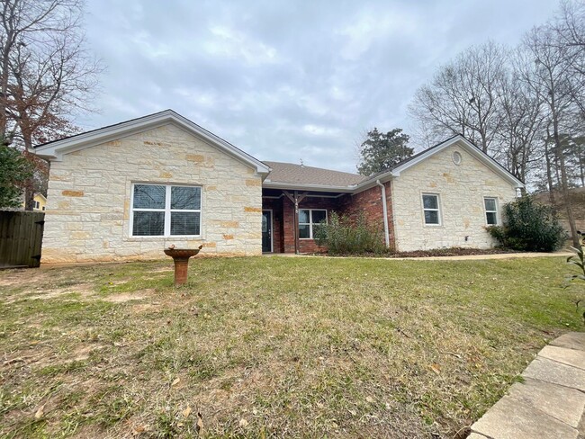 Building Photo - 4 Bedroom located in Tanglewood Circle