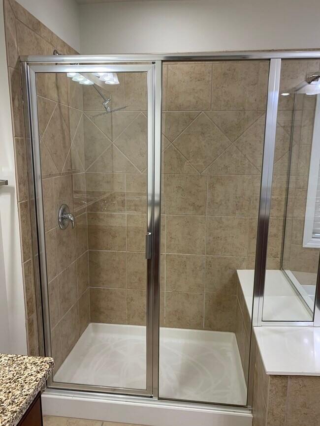 Building Photo - Newly remodeled gated townhome for RENT