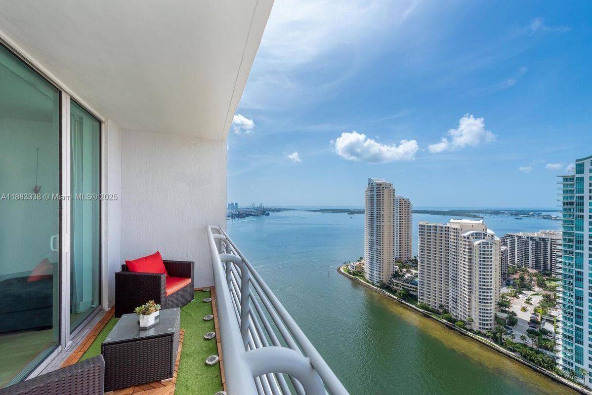 Foto principal - 325 S Biscayne Blvd