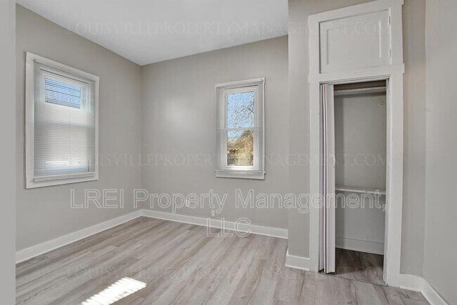 Foto del edificio - 3645 Powell Ave