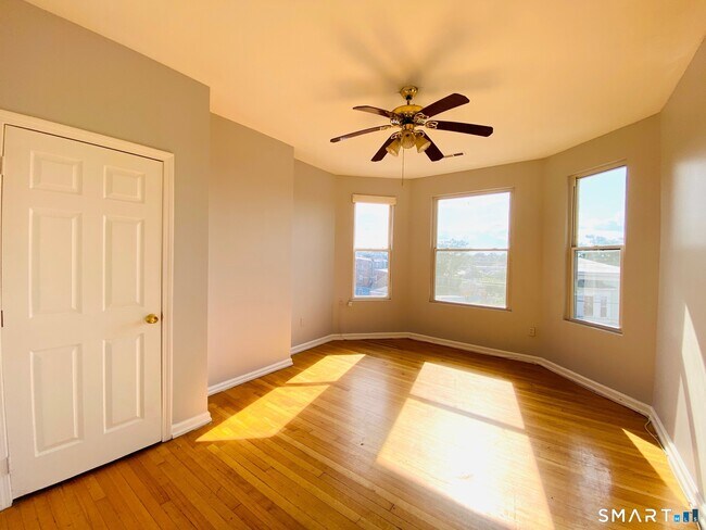 Building Photo - 162 William St