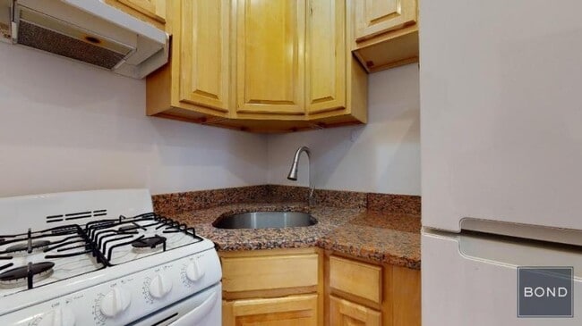 Building Photo - 1 bedroom in Manhattan NY 10003